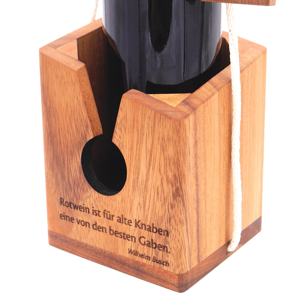 Holzverpackung für eine Flasche Wein mit einem Zitat von Wilhelm Busch: Rotwein ist für Knaben eine von den besten Gaben.