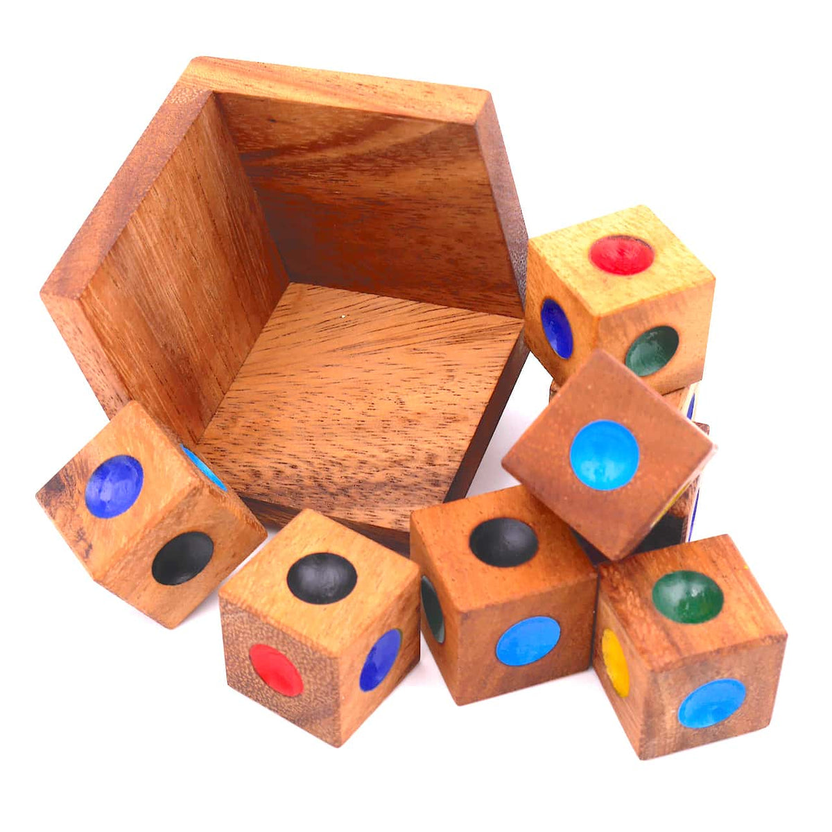 Holzbox und drumherum liegen 8 Holzwürfel, die auf jeder Seite verschiedene Farben haben.