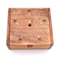 Holzbox mit Zahlen von 1 - 6 auf dem Deckel.