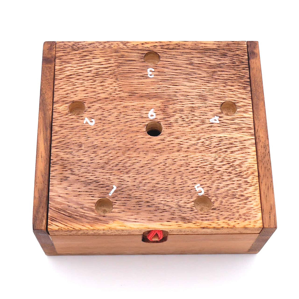 Holzbox mit Zahlen von 1 - 6 auf dem Deckel.