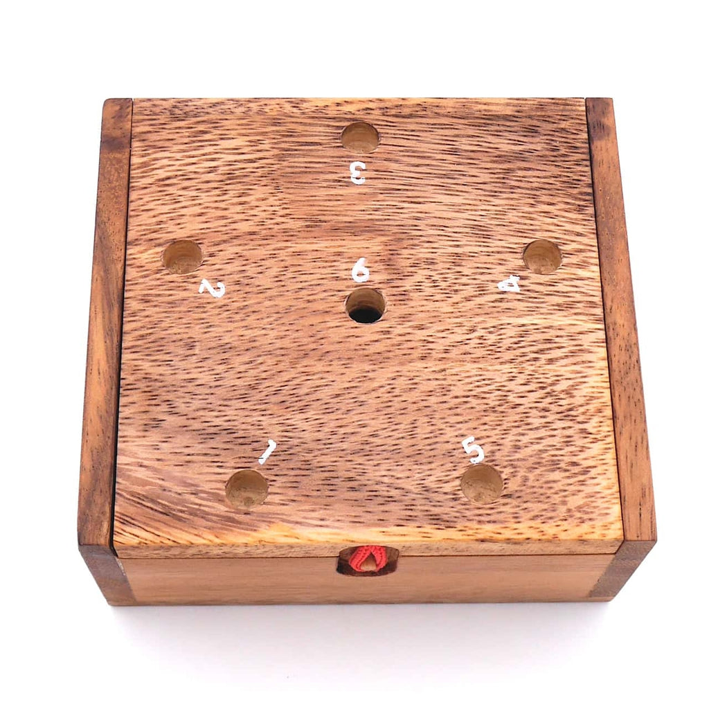 Holzbox mit Zahlen von 1 - 6 auf dem Deckel.