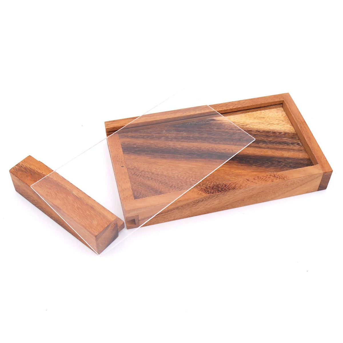 Geldgeschenkbox aus Holz zerlegt in alle Einzelteile bestehend aus Holzbox, Acryldeckel und Verschluss.