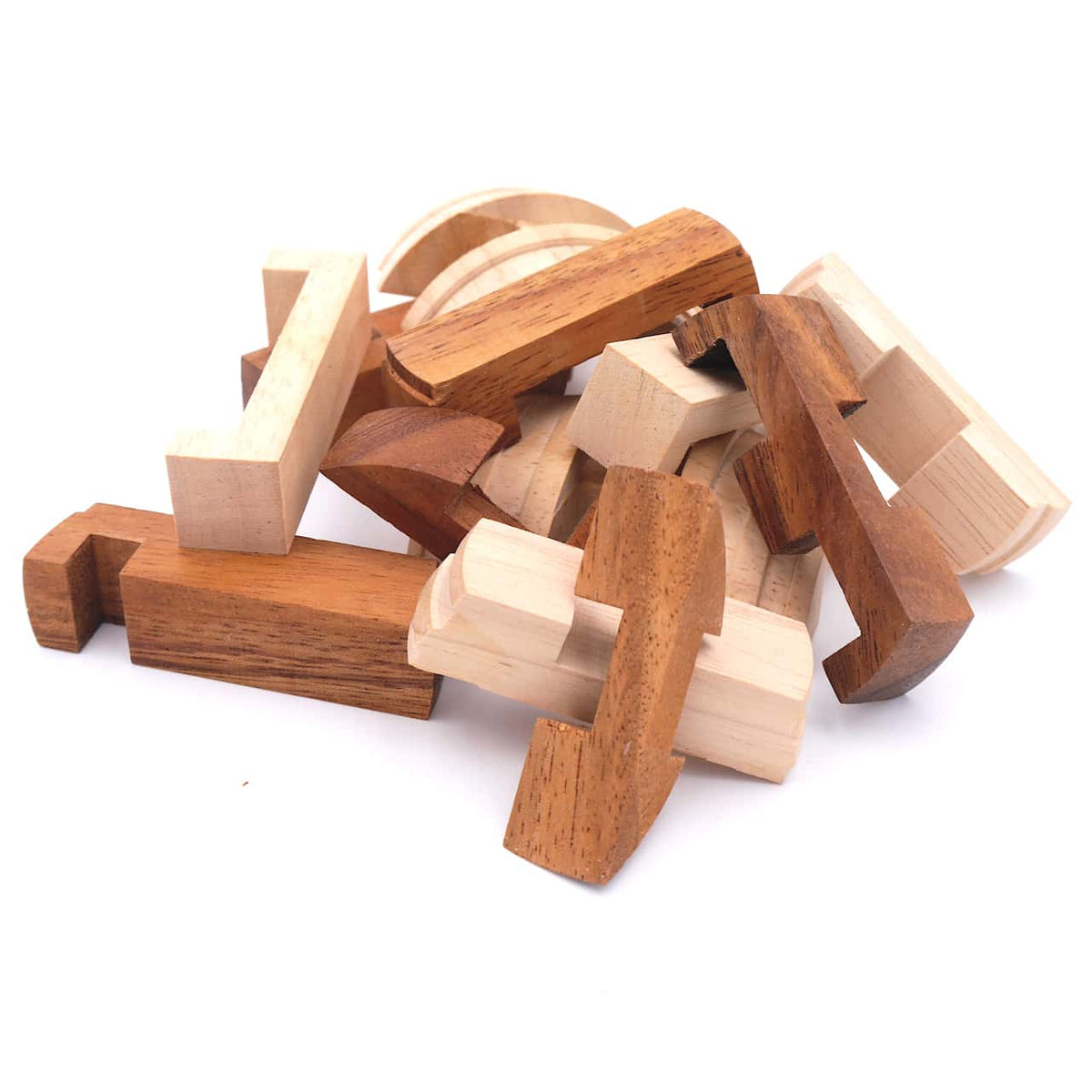 Ein Holz-Puzzle mit mehreren Teilen, die zusammengesetzt werden müssen, um das Knobelspiel zu vervollständigen.