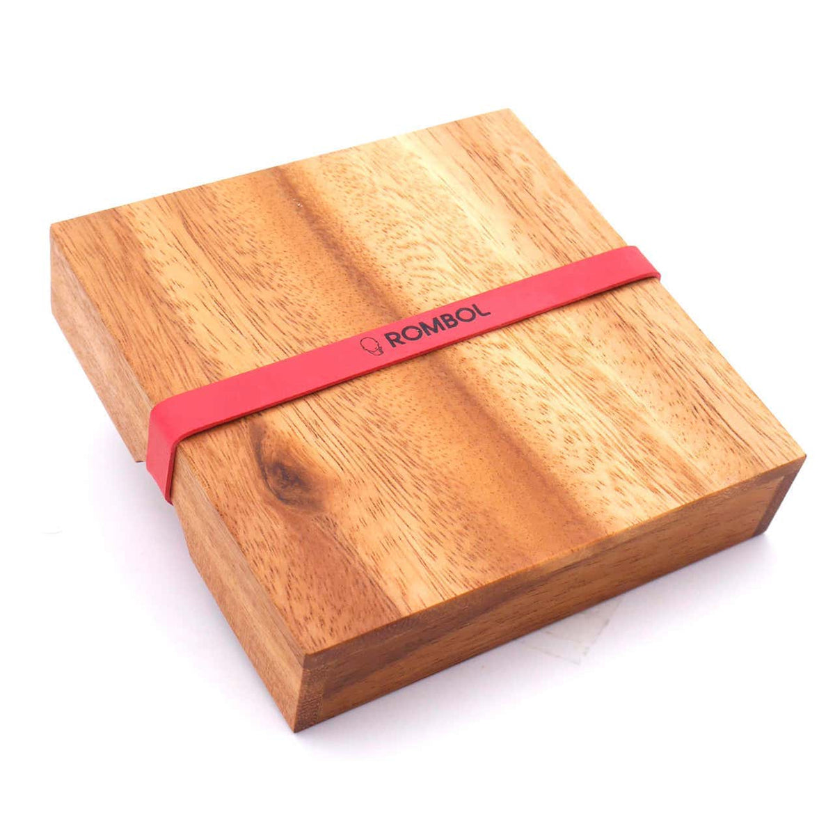 Holzbox mit Deckel und einem roten Verschlussband für den Transport oder Reisen.
