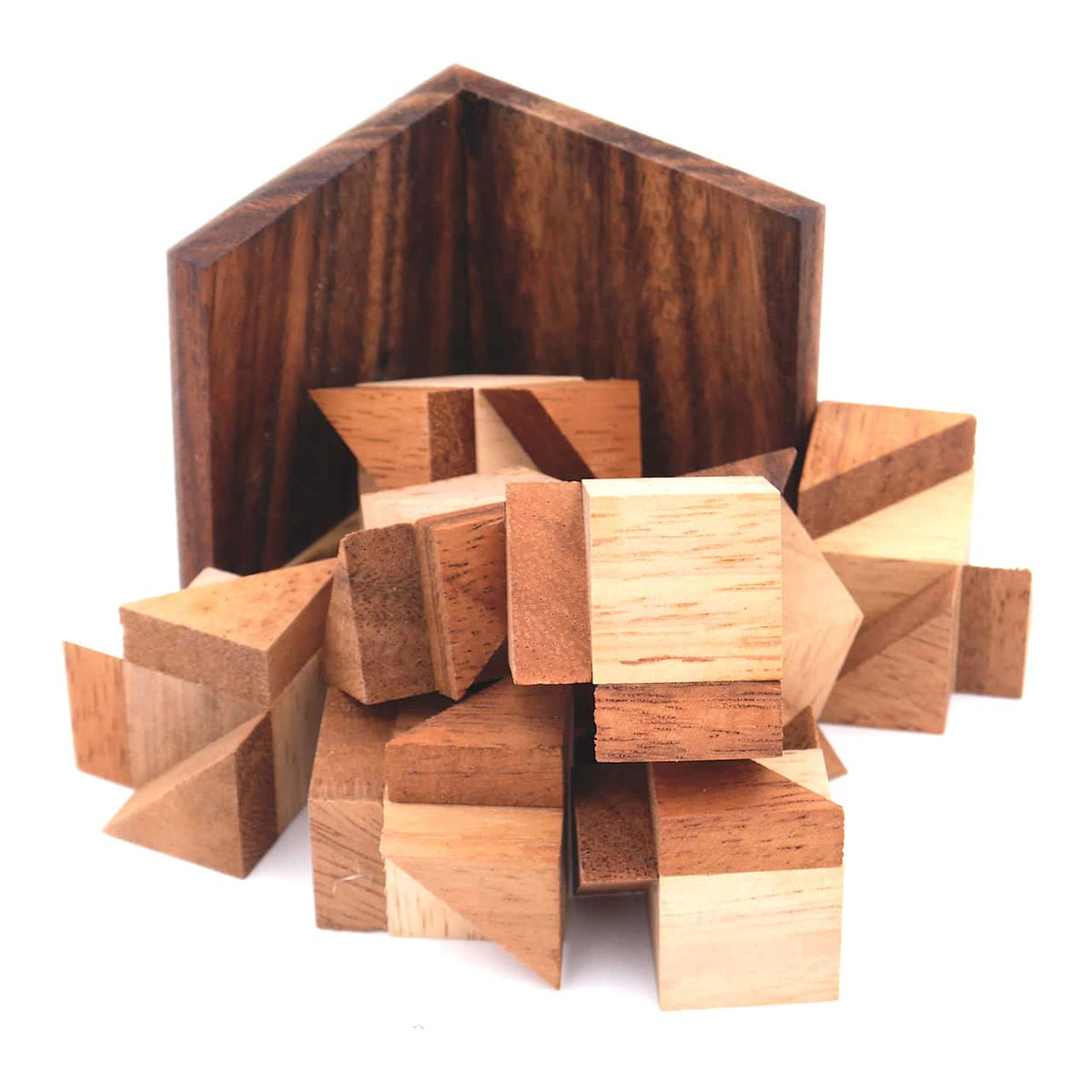 Zerlegtes Knobelspiel aus Holz bestehend aus 8 Teilen und einem Rahmen.