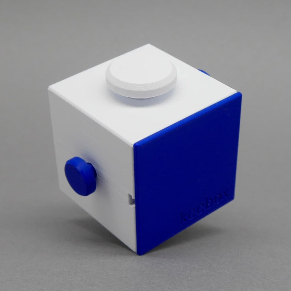 Keebox blue Logikspiel: Detailansicht der Mystery-Box mit runder Scheibe oben.