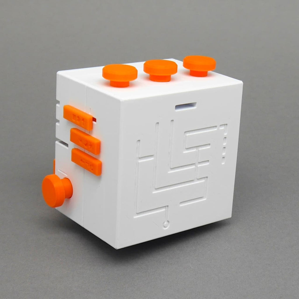 Rückseite der Keebox mit Labyrinthprägung; Puzzle aus 3D-Druck mit orangefarbenen Bedienelementen.