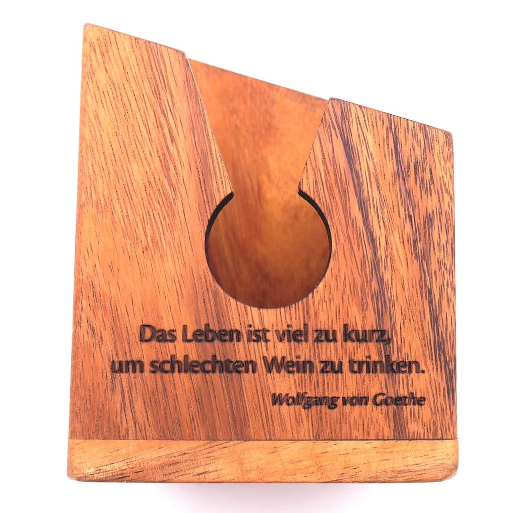 Weinverpackung mit einem Schnurpuzzle. Die Verpackung ist graviert mit einem Zitat von Goethe.