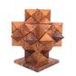 Zusammengebautes 3d-Puzzle aus Holz in Form eines Sterns auf einem Holzständer.