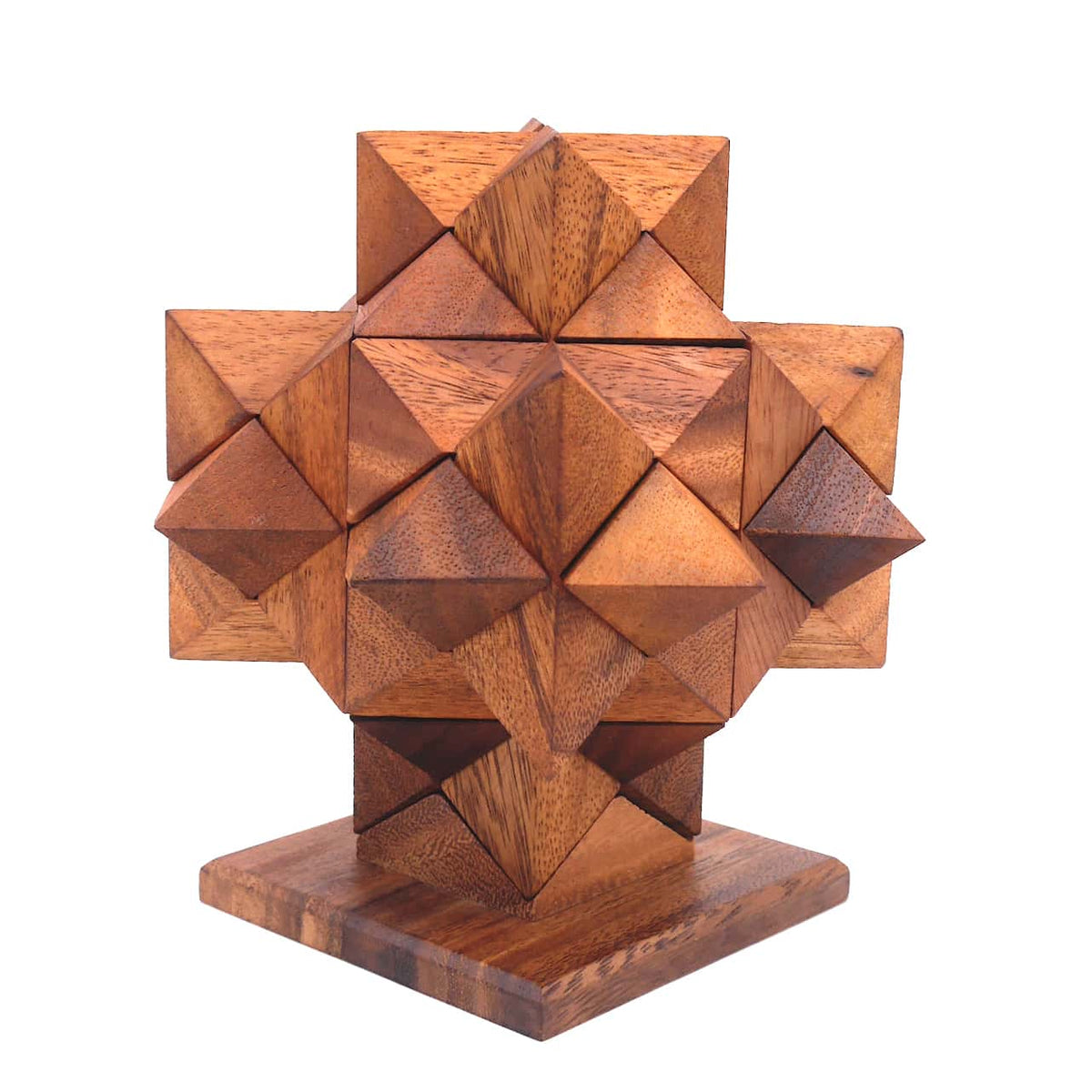 Zusammengebautes 3d-Puzzle aus Holz in Form eines Sterns auf einem Holzständer.