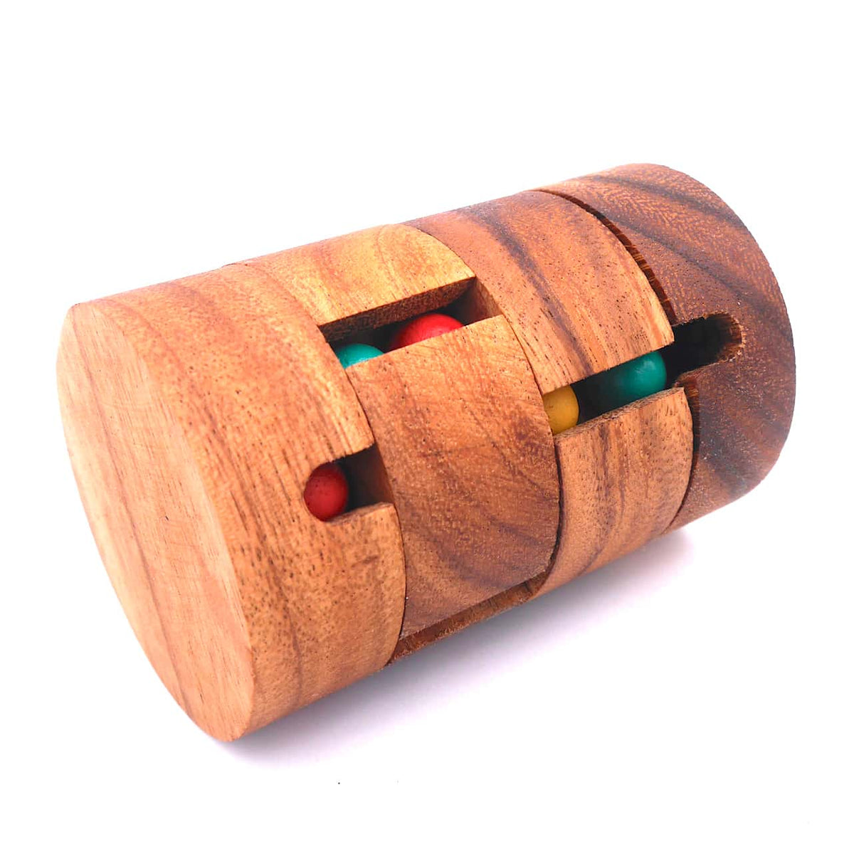 Bei dem Knobelspiel aus Holz sind die beweglichen Ringe verschoben. In den Schächten befinden sich farbige Holzkugeln.