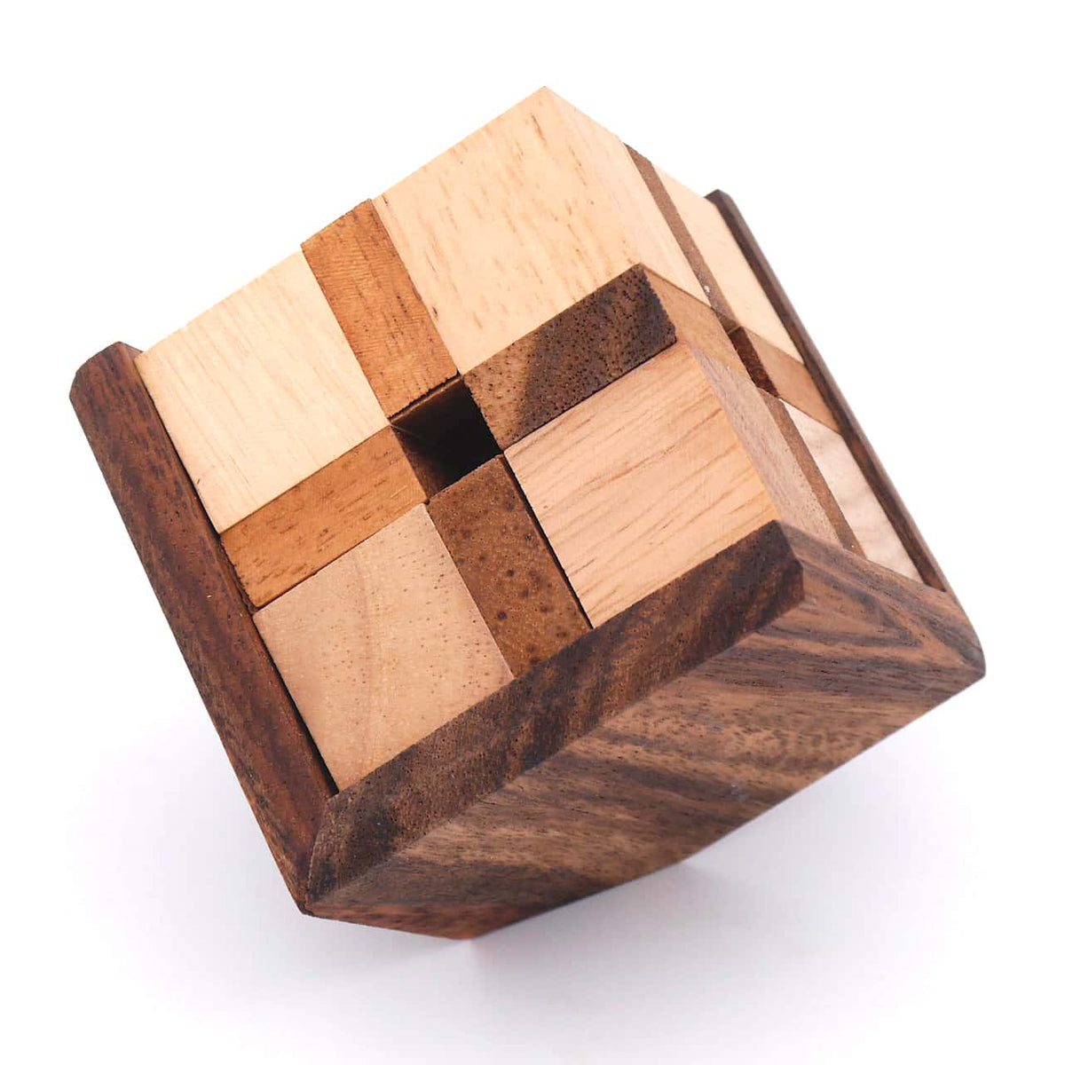 Zusammengebautes Denkspiel aus Holz bestehend aus 8 Teilen und einem Rahmen.