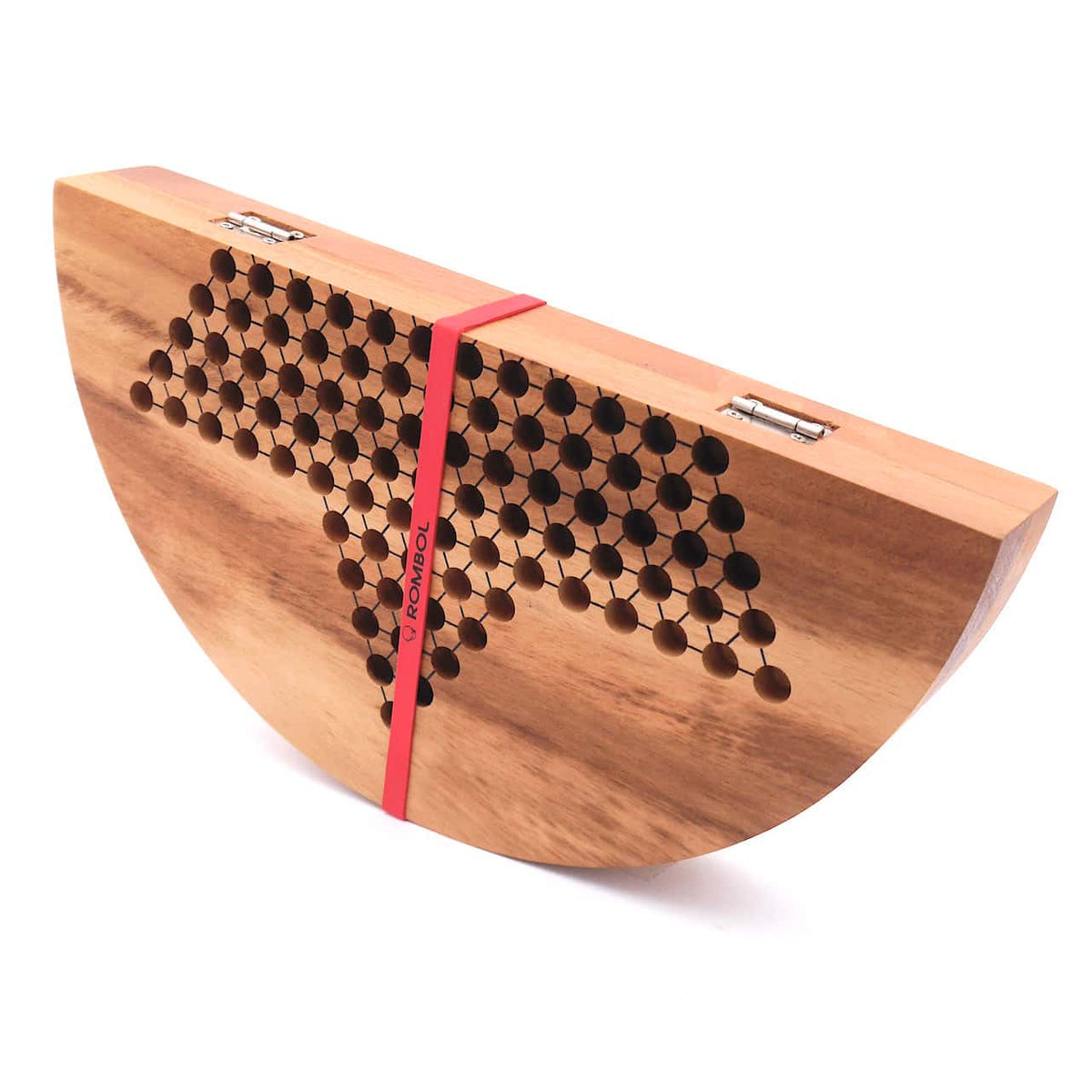 Zugeklapptes Halmaspiel aus Holz gesichert mit einem roten Gummiband