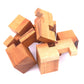 Ein 3D-Puzzle aus Holz mit verschiedenen Teilen, die zu einem Würfel zusammengesetzt werden müssen.