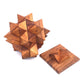 Zusammengebautes Knobelspiel aus Holz in Form eines Sterns. Daneben liegt der Holzständer.