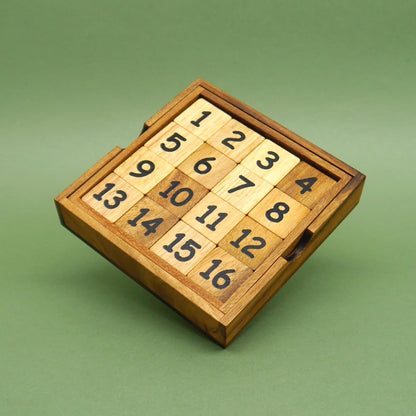 Holz-Schiebepuzzle mit den Zahlen 1 bis 16, ordentlich im Kasten angeordnet – ein klassisches Denkspiel.