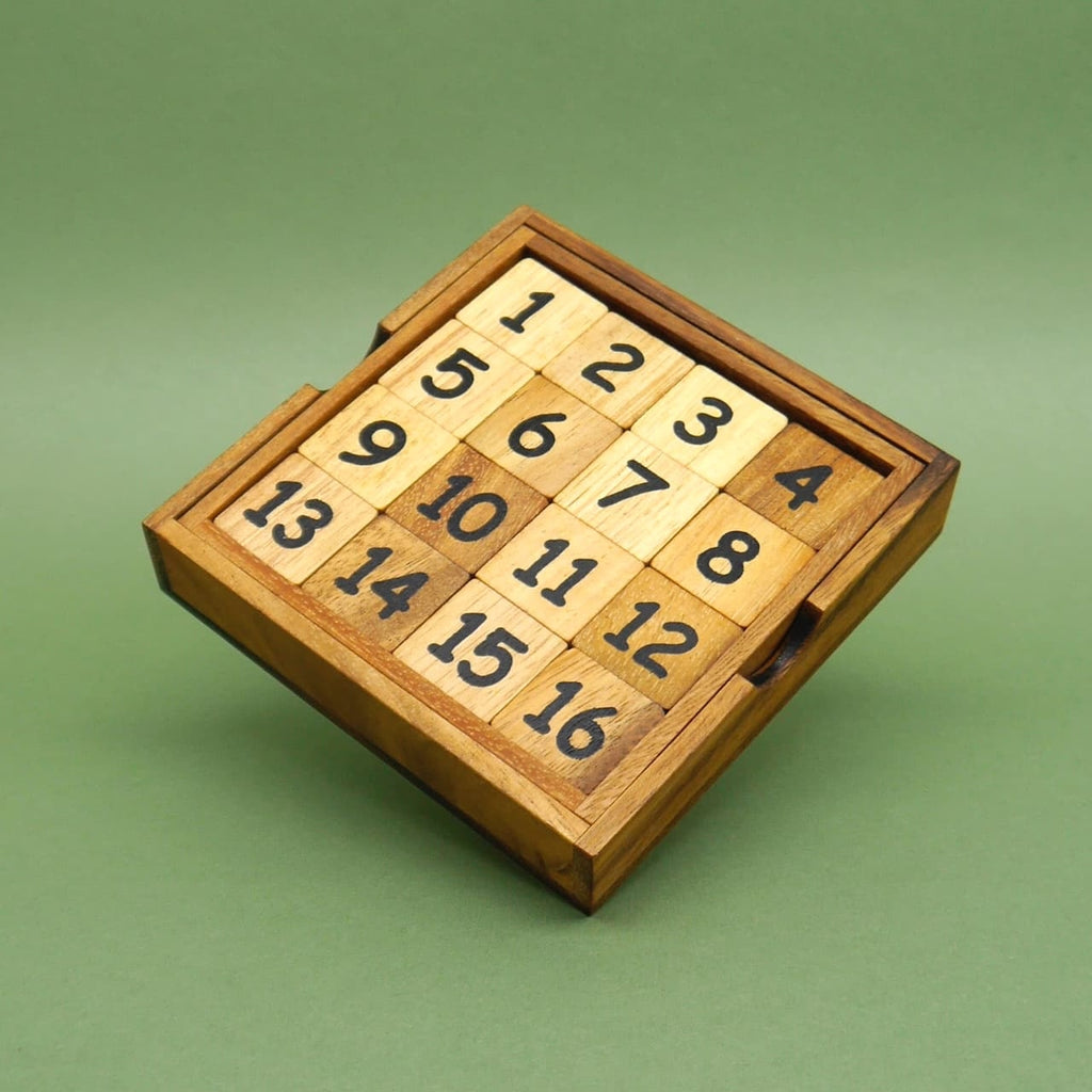 Holz-Schiebepuzzle mit den Zahlen 1 bis 16, ordentlich im Kasten angeordnet – ein klassisches Denkspiel.