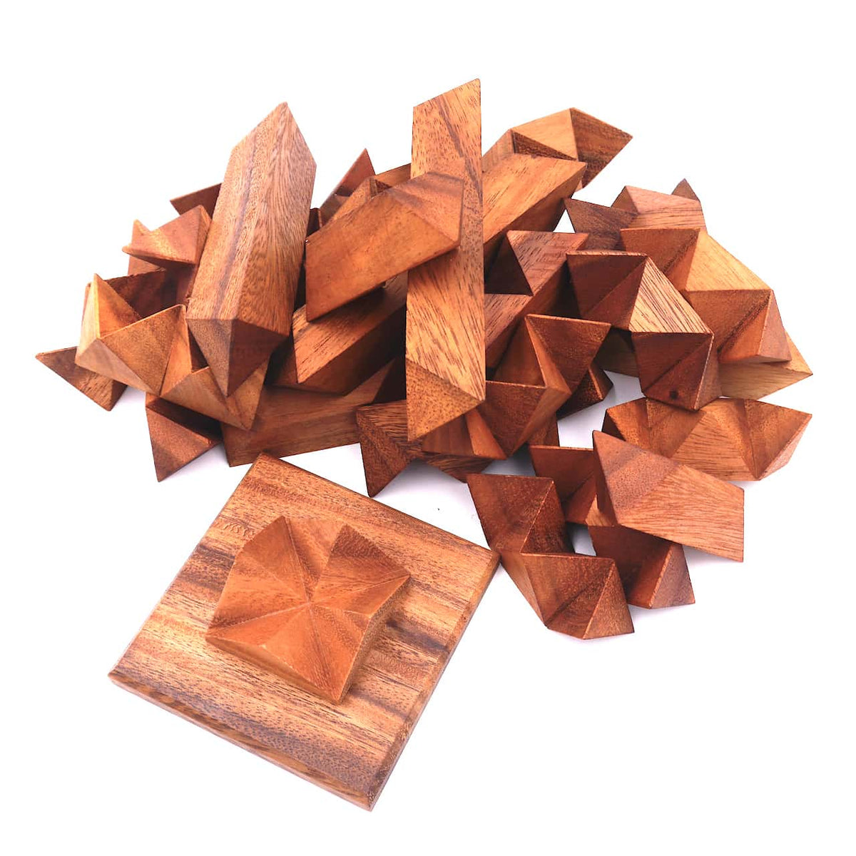 Ein kniffliges Denkspiel aus Holz, bei dem die Spieler Teile zusammenfügen müssen, um den Stern zu vervollständigen.