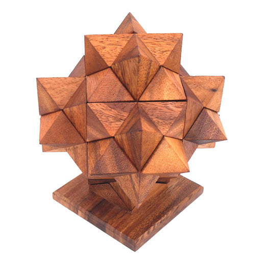 Zusammengebautes 3d-Puzzle aus Holz in Form eines Sterns