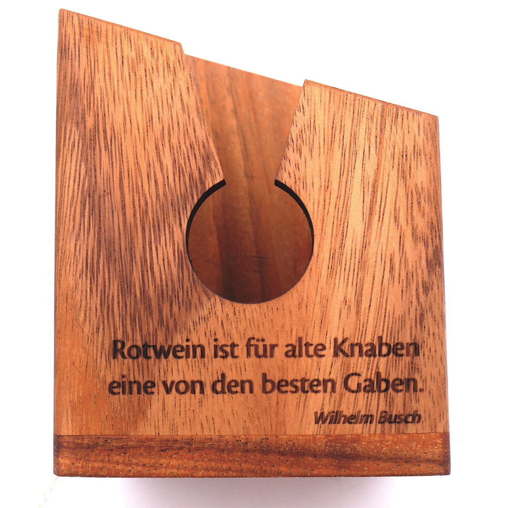Weinverpackung mit einem Schnurpuzzle. Die Verpackung ist graviert mit einem Zitat von Wilhelm Busch.