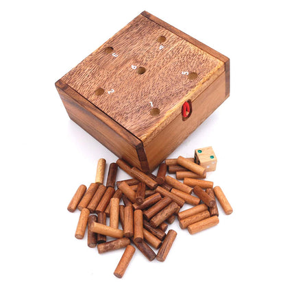 Holzbox mit Zahlen von 1 - 6 auf dem Deckel. Davor liegen die 50 Spielstäbchen und ein Holzwürfel.