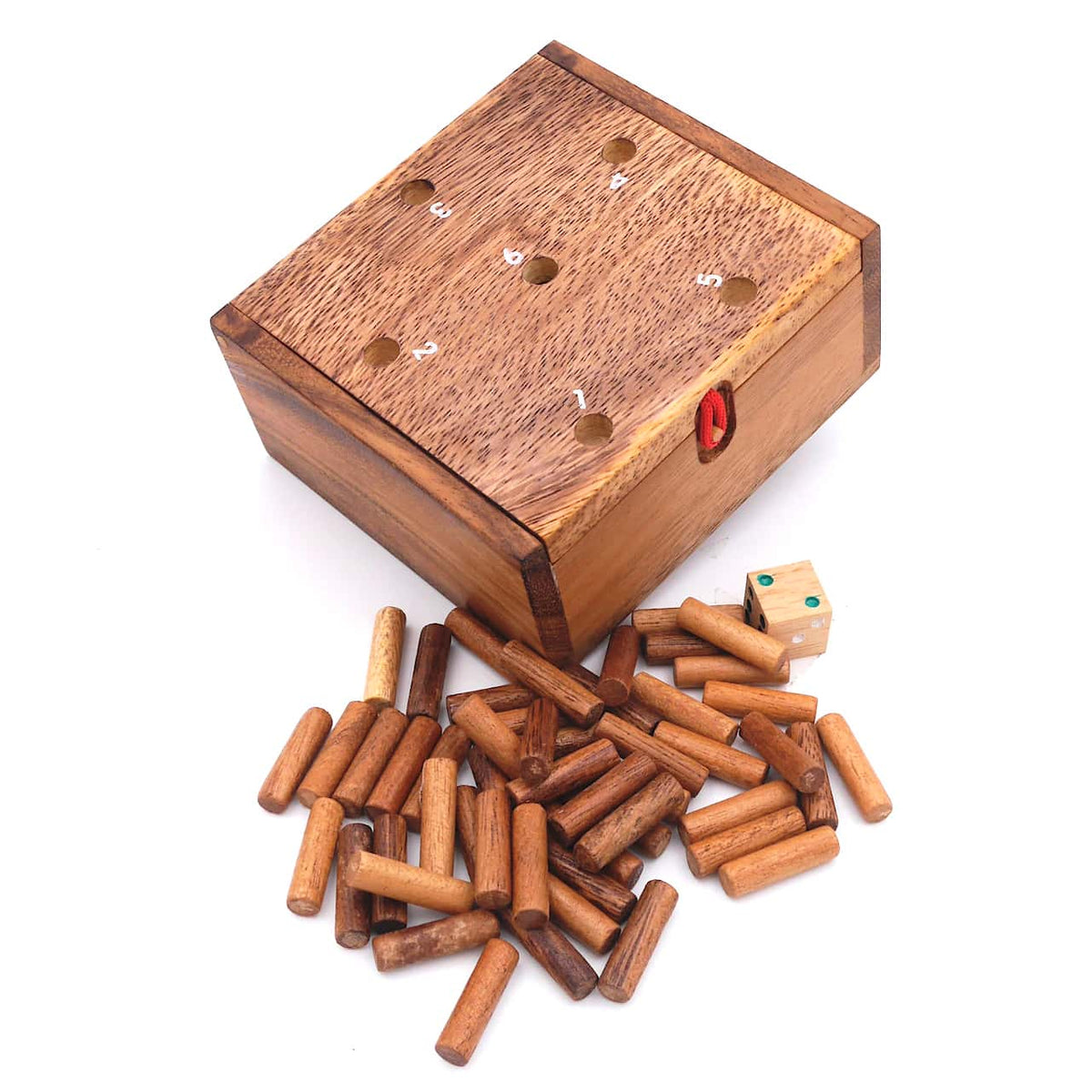 Holzbox mit Zahlen von 1 - 6 auf dem Deckel. Davor liegen die 50 Spielstäbchen und ein Holzwürfel.