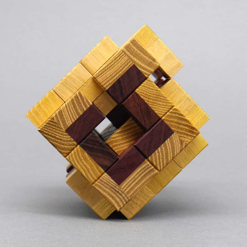 Farbenfrohes Denkspiel mit mehreren geometrischen Bausteinen, die auf einem kleinen Brett zusammengesteckt werden.