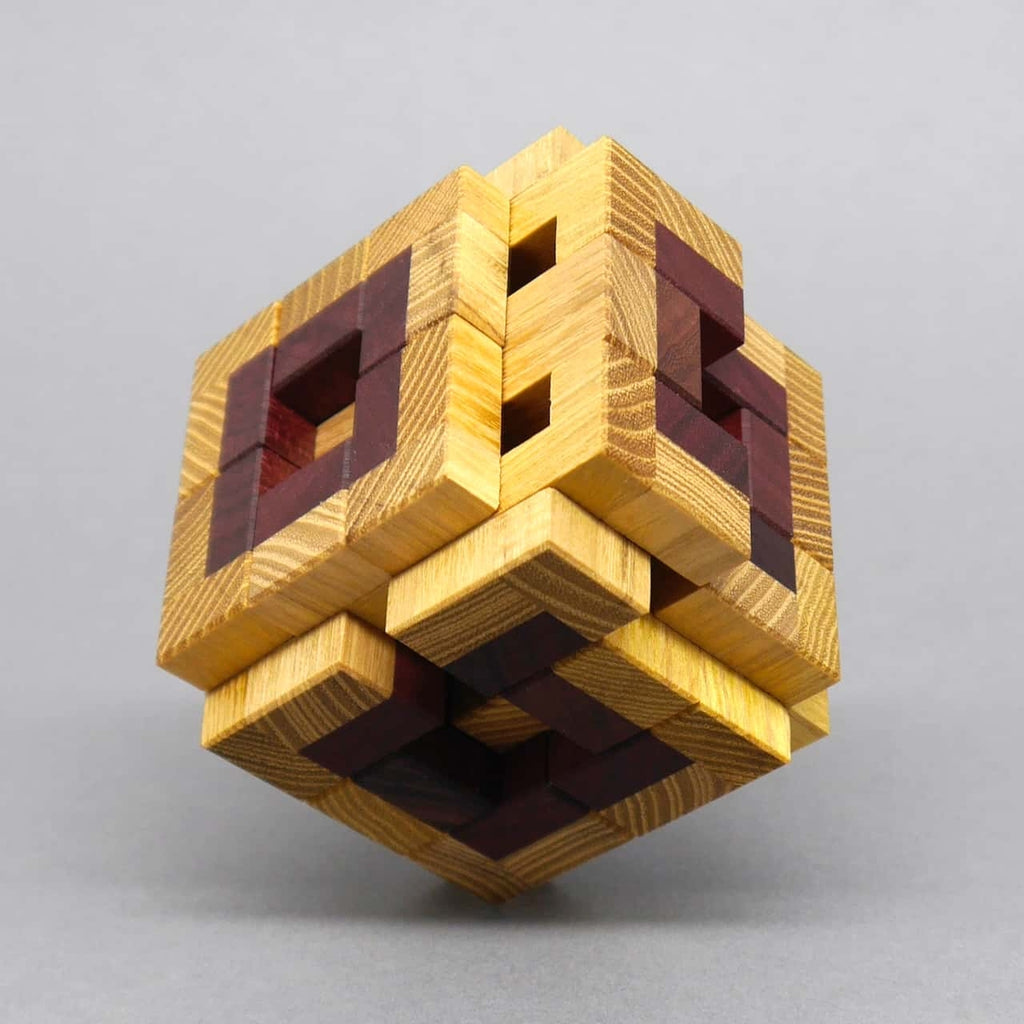 Klassisches Burr-Puzzle aus Holz, dessen ineinander greifende Stäbe beim Zusammenbau logisches Denken verlangen.
