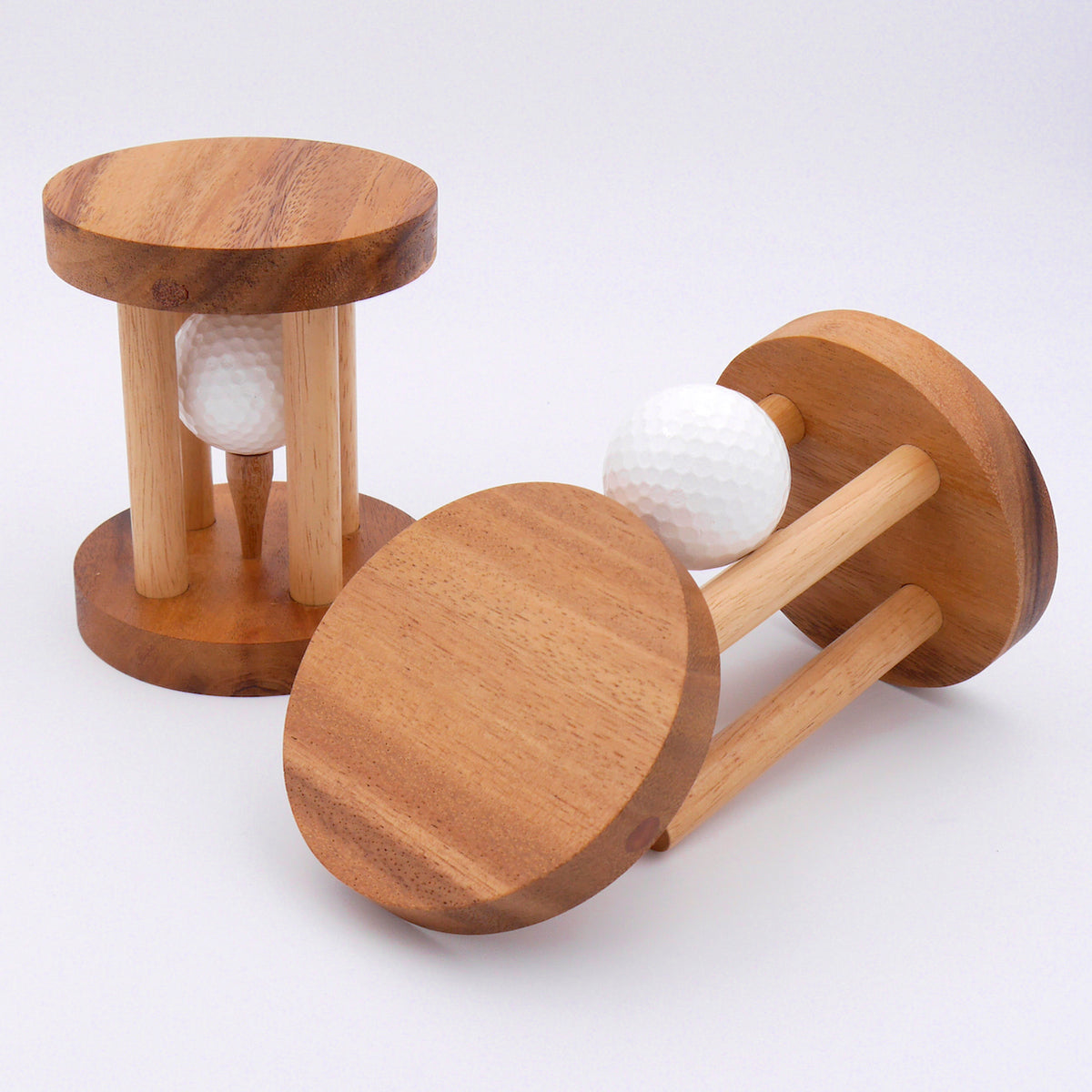 Ein elegantes Golfgeschenk mit einem Geduldspiel und einem Golfball, ideal als Geschenk für Golfer.
