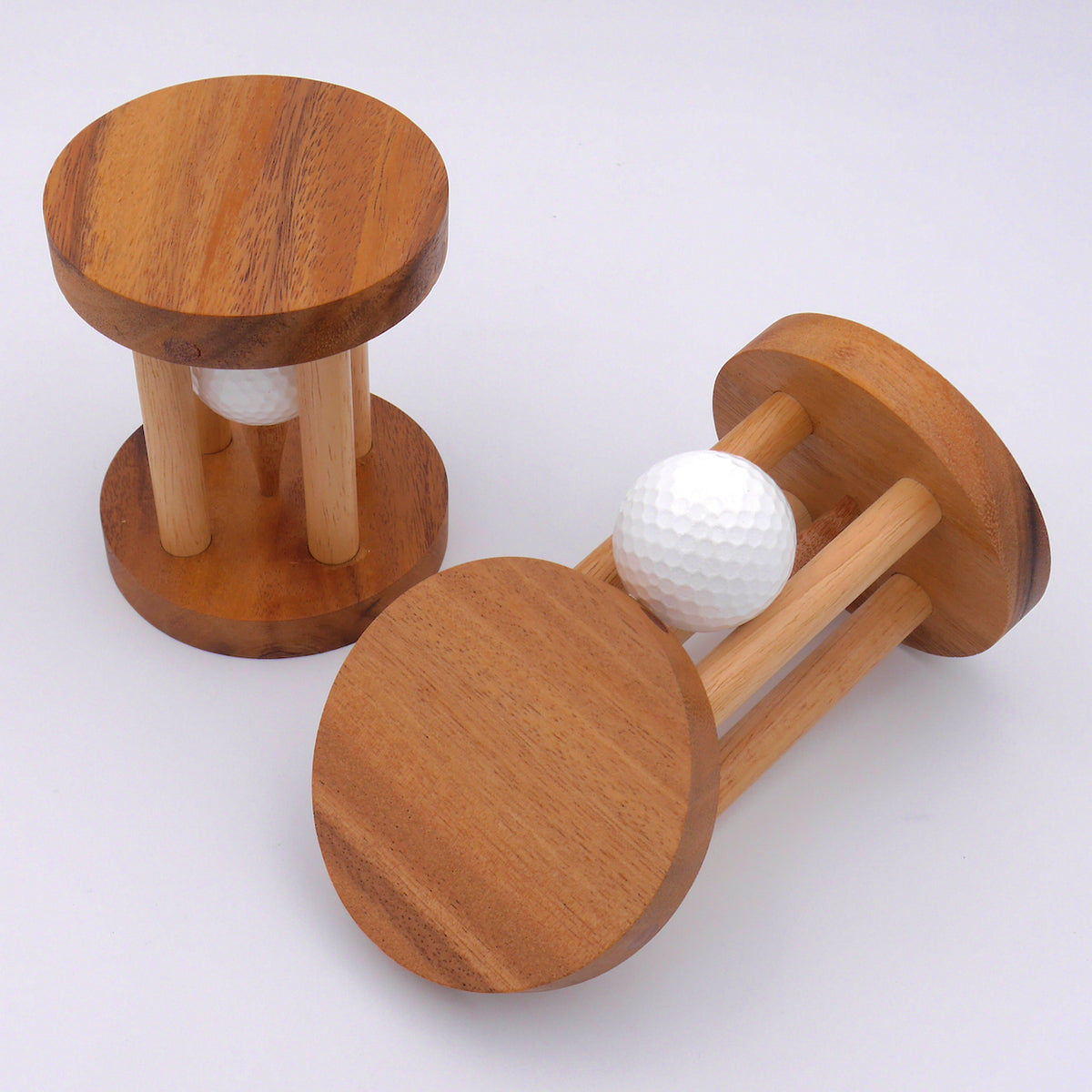 Ein Golfergeschenk, das als Dekoration und als praktisches Zubehör für Golfliebhaber dient.