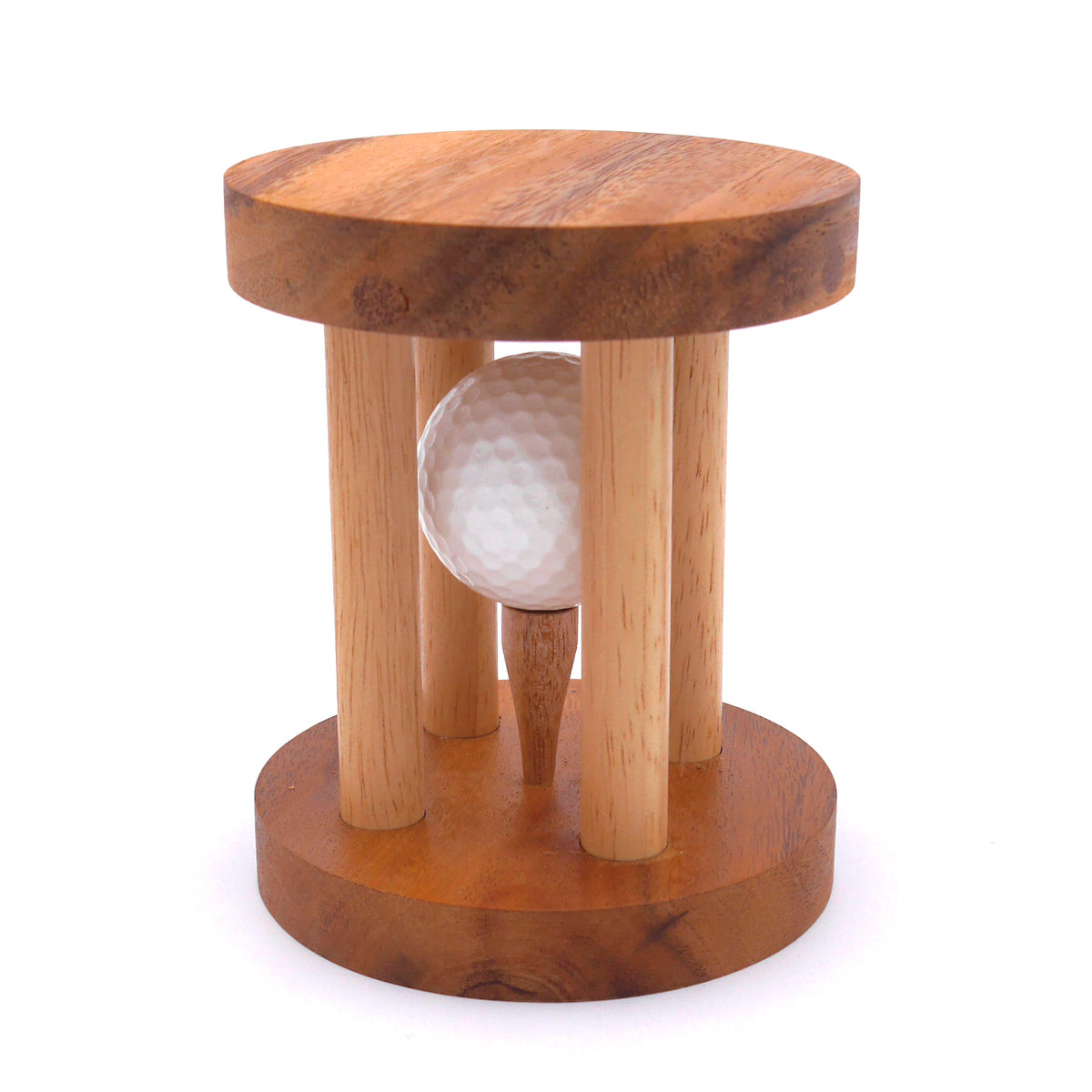 Ein hochwertiges Golfergeschenk mit einem Golfball in einem Knobelspiel als elegante Verpackung.