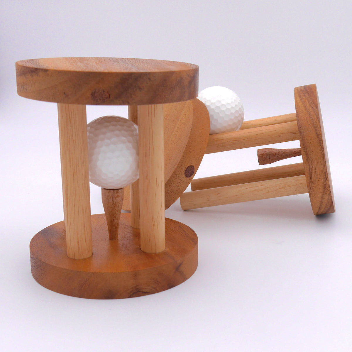 Ein stilvolles Golfgeschenk mit einem Golfball in einem Denkspiel auf einem hellen Hintergrund.