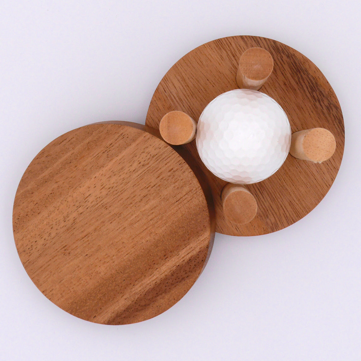Ein Bild eines Holz-Puzzles für Golfspieler als Geschenk, das die Vorfreude auf eine Runde Golf weckt.