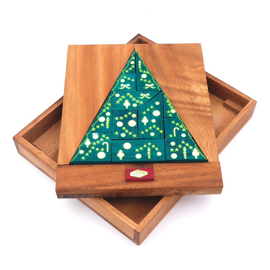 Ein hölzernes Denkspiel in Form eines Weihnachtsbaums auf einem hellen Hintergrund.