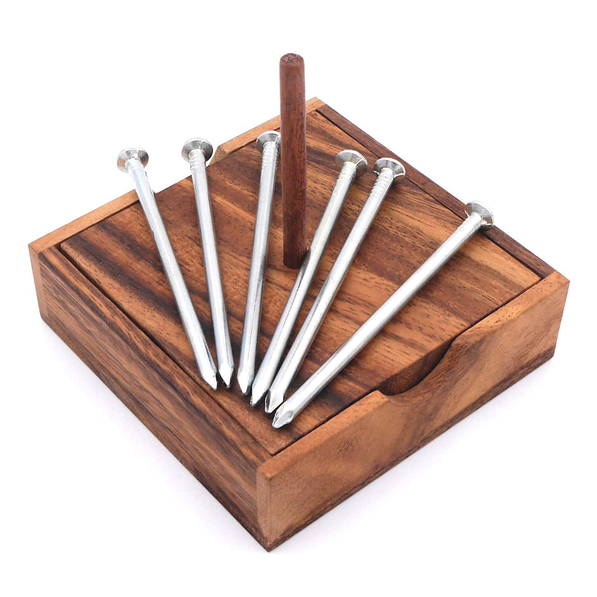 Ein Knobelspiel aus Holz, bei dem der Spieler Nägel auf einem Holzstab anordnen muss.