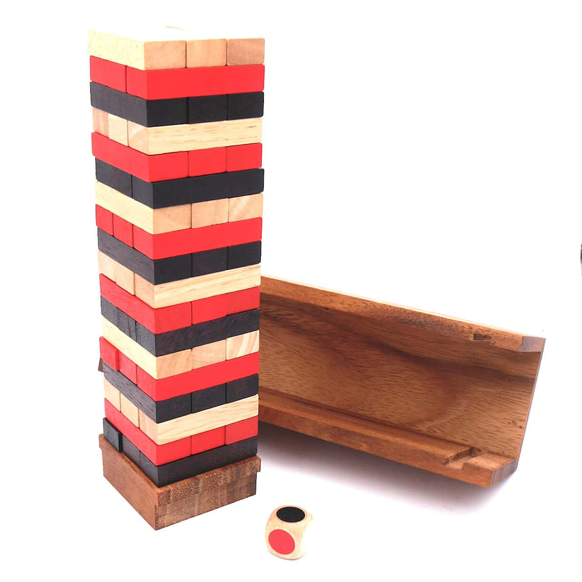 Ein hölzerner Wackelturm, ein Stapelspiel, bei dem Holzblöcke zu einem Turm gestapelt sind.